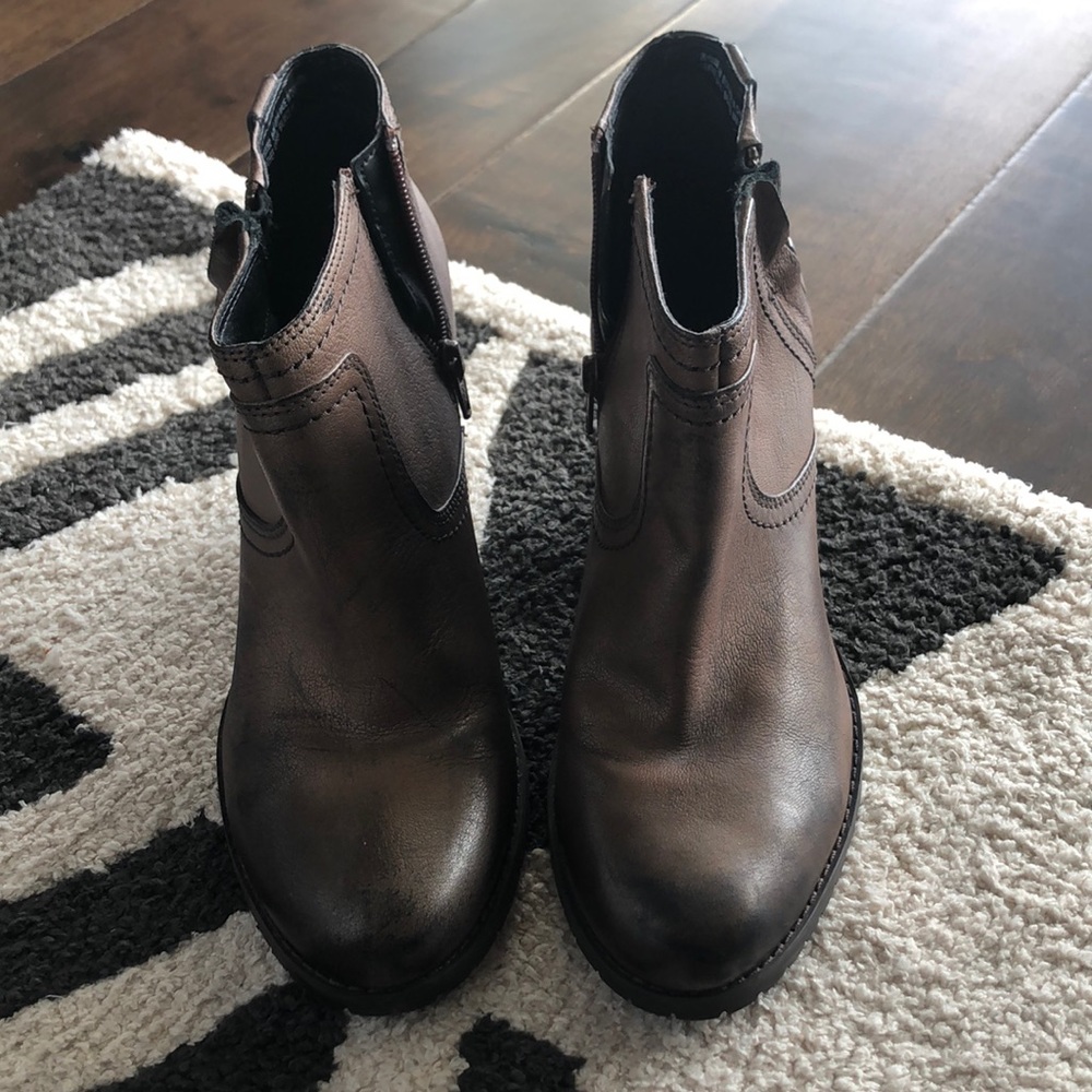 New without box Clark’s booties